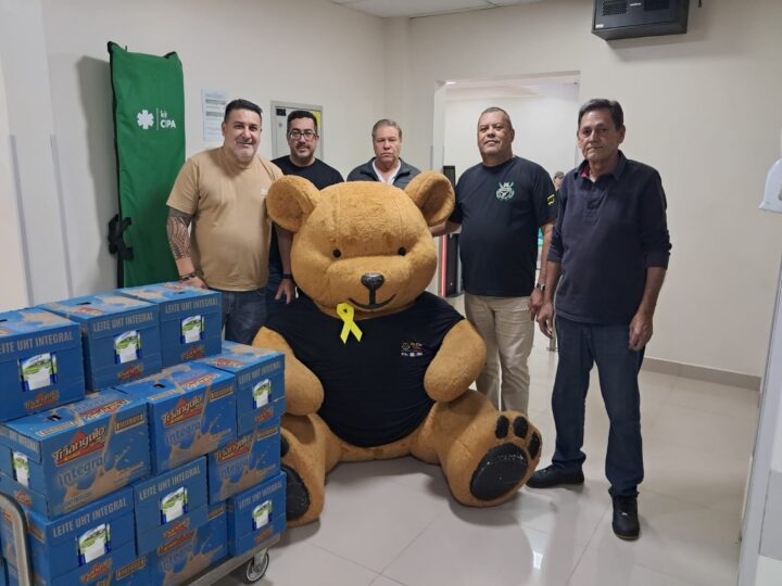 Sindivigilância entrega 620 litros de leite ao GPACI em ação de solidariedade